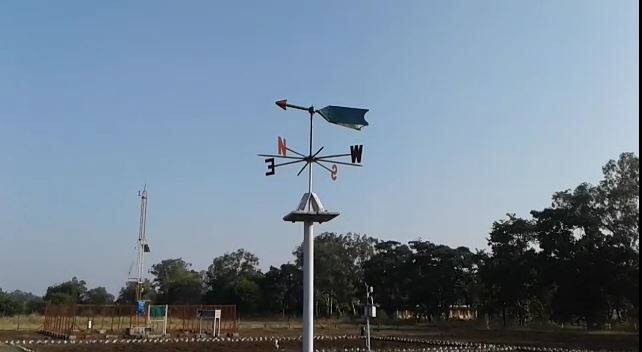 AP-TS Weather Report: ఉపరితలద్రోణి ప్రభావం.. తెలుగు రాష్ట్రాల్లోని పలు ప్రాంతాల్లో భారీ వర్షాలు కురిసే అవకాశం..