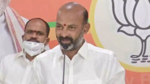 Bandi Sanjay : ఈటలకు బండి సంజయ్ ఘన స్వాగతం..  ముఖ్యమంత్రి అందుకే మళ్లీ ప్రజల వద్దకు తిరుగుతున్నారని వ్యాఖ్య