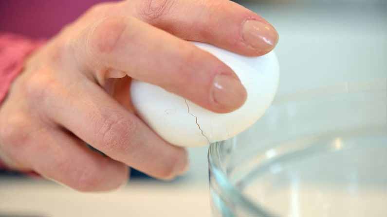 Man Dies While Eating Eggs