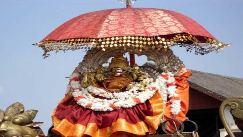 Lakkamma Devi Temple: ఆ ఆలయంలోని అమ్మవారికి చెప్పుల దండలను ...