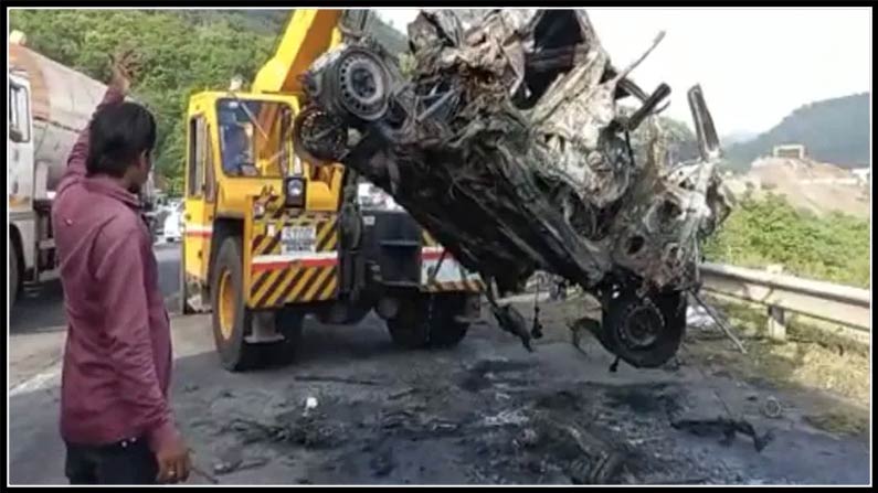 Heavy truck crashes into Mumbai-Pune Specific Freeway – Heavy truck runs over Hyundai automotive in Mumbai
