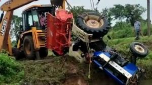 Telangana: స్నేహితుడికి షాక్ కొట్టడంతో ట్రాక్టర్‌పై నుంచి దూకి వెళ్లి అతడిని కాపాడాడు.. కానీ