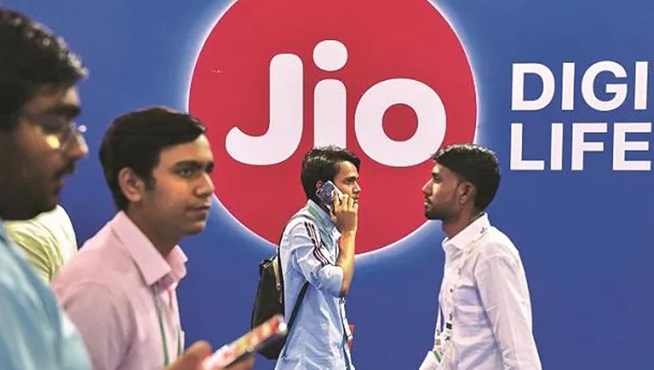 jio users: జియో సేవలకు అంతరాయం.. ఆ సర్కిల్‌లో కాల్‌ కనెక్ట్‌ కావడం లేదు..? | reliance jio faces outage in mumbai circle users unable to connect calls | tv9 telugu
