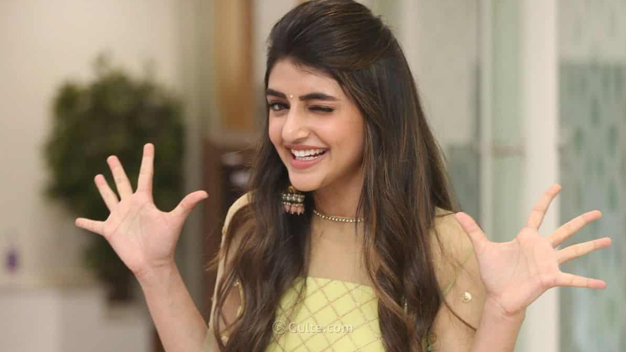 Sree Leela: Crazy offers queuing up for bridal beauty .. another bumper offer hit guy .. | Pelli sandaDI actress Sree Leela getting back to back offers in tollywood – filmyzoo