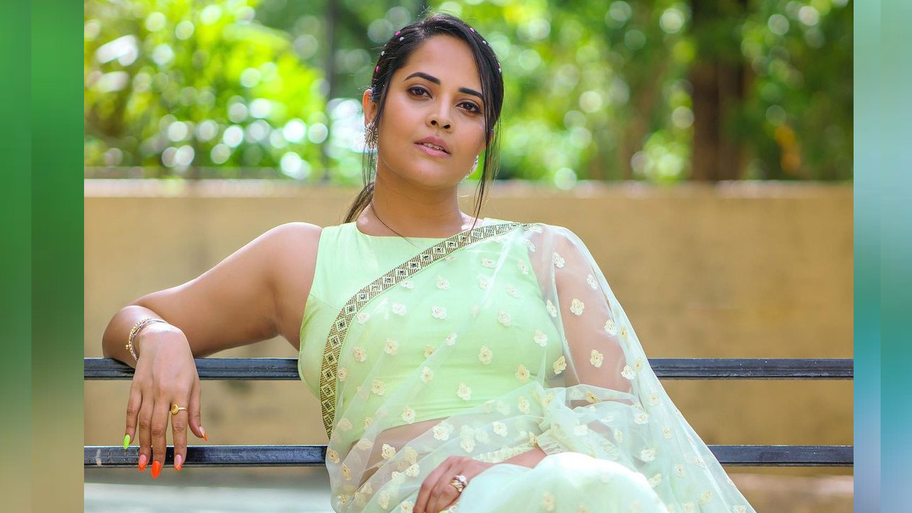 anchor anasuya age