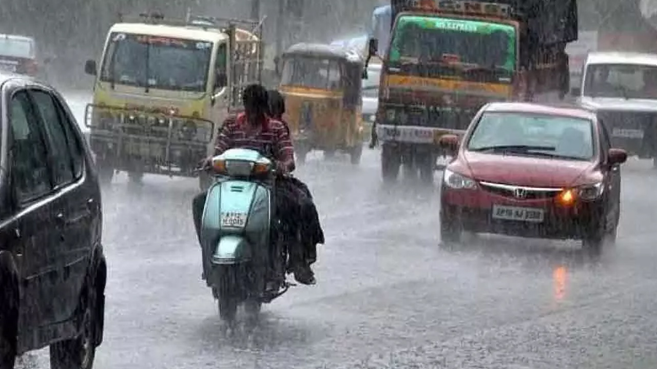 Hyderabad Rains: వర్షంలో బండి బయటకు తీస్తున్నారా.? అయితే ముందు ఈ విషయాలు గుర్తు పెట్టుకోండి..