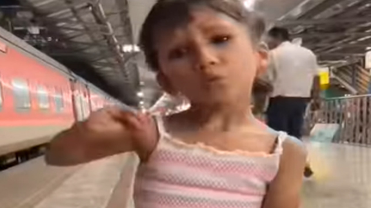 Viral Video: ఓయమ్మో ఇంత చిన్న వయసులో ఎంత ట్యాలెంటో.. క్యూట్ ఎక్స్ప్రెషన్స్ తో కట్టిపడేస్తున్న చిన్నారి