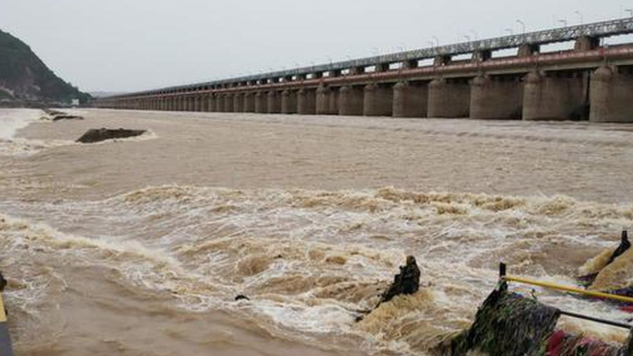 Prakasam Barrage: ప్రకాశం బ్యారేజీకి వరద పోటు.. 25 గేట్లు ఎత్తి దిగువకు నీటి విడుదల