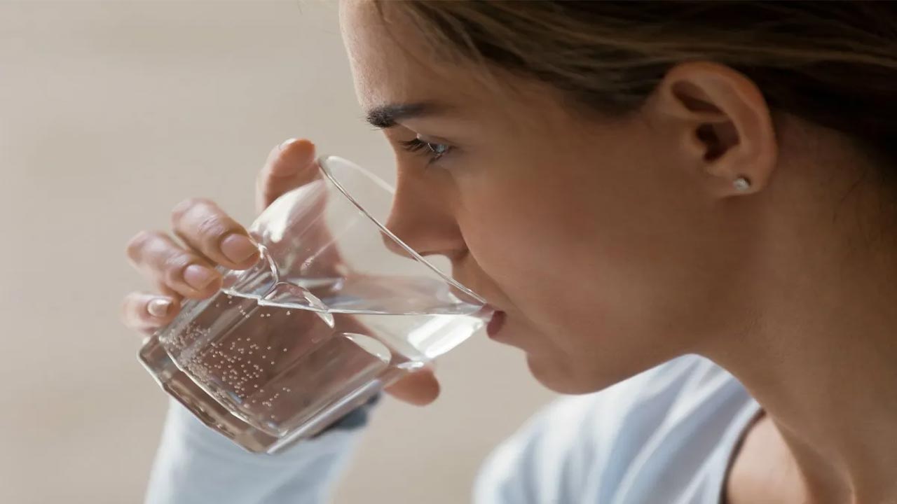 Drinking Water Are You Still Thirsty After Drinking Water This May Be 