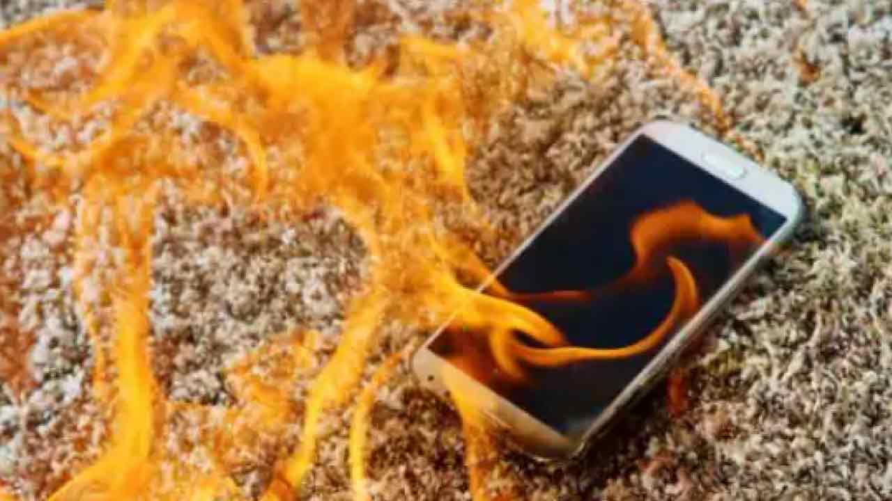 Mobile Blast చేతిలో పేలిన ఫోన్.. రిపేర్ చేస్తుండగా ఎగసిపడిన మంటలు