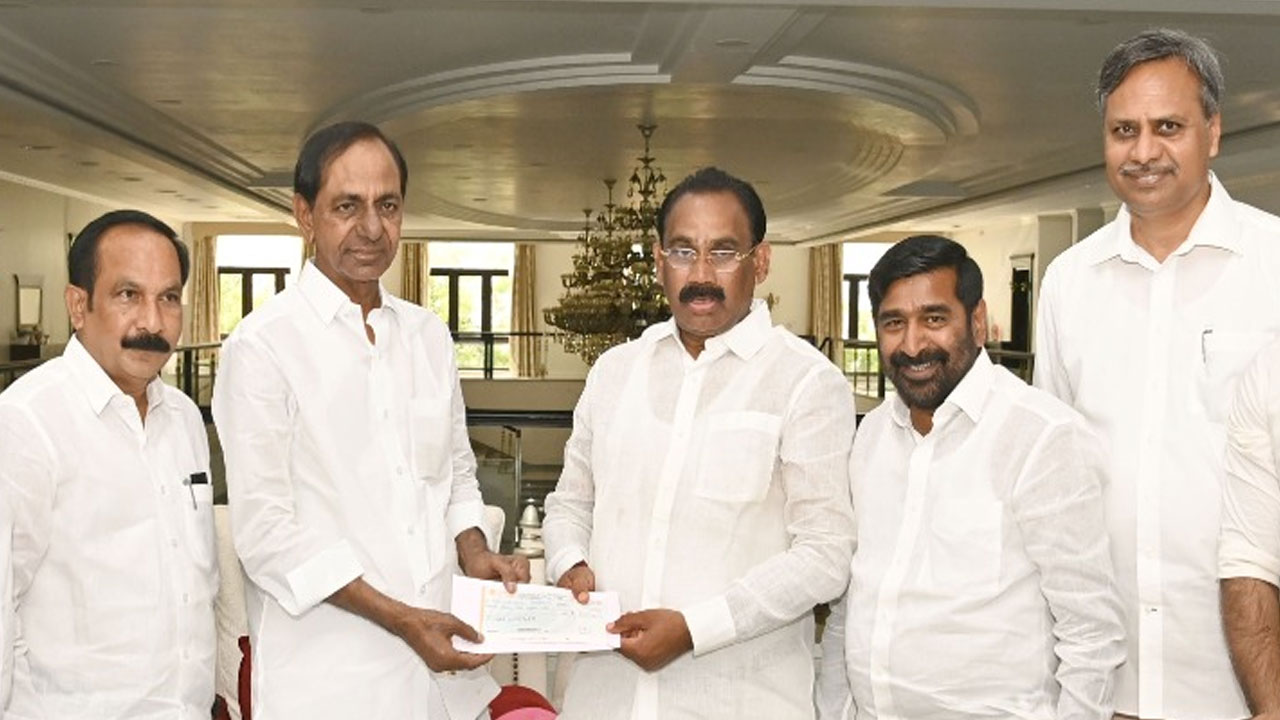 Munugode Bypoll: TRS Bee farm to Koosukuntla Prabhakar Reddy.. CM KCR  presented Rs.40 lakh check... » Jsnewstimes