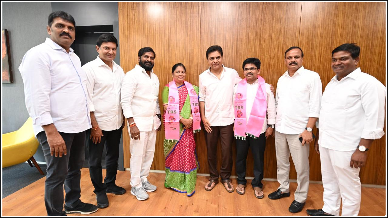 Telangana మునుగోడులో కాంగ్రెస్‌కు ఎదురుదెబ్బ.. టీఆర్‌ఎస్‌లోకి పల్లె
