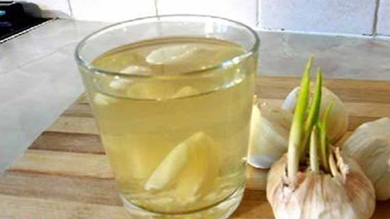 Чеснок с водой натощак. Чесночная вода. Чеснок в воде. Add garlic to the Water. Remove garlic to the Water.